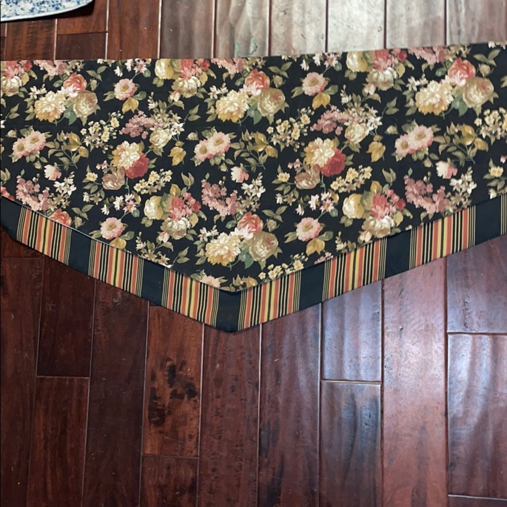 Kutchen window valance